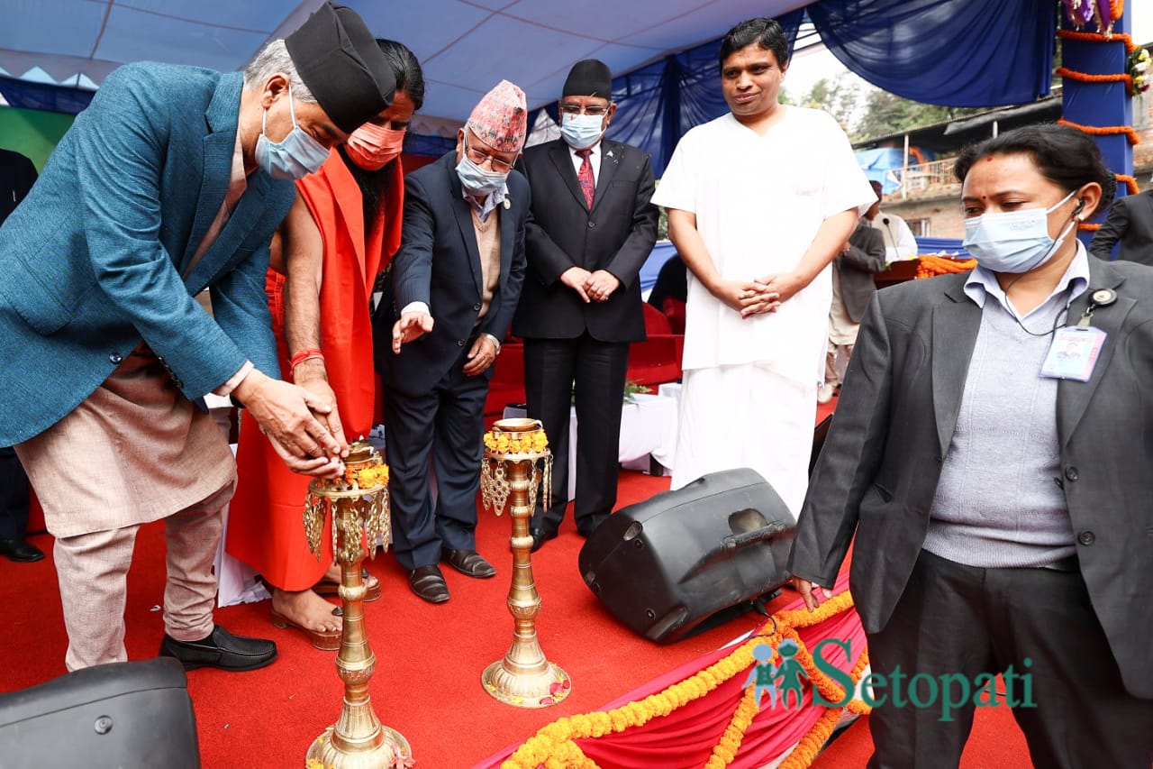 पतञ्जली आयुर्वेदले सञ्चालनमा ल्याउन लागेका दुईवटा टिभी च्यानल उद्घाटन गर्दै प्रधानमन्त्री शेरबहादुर देउवा, एकीकृत समाजवादीका अध्यक्ष माधवकुमार नेपाल, माओवादी अध्यक्ष पुष्पकमल दाहाल। साथमा योगगुरू रामदेव र आचार्य बालकृष्ण। तस्बिर: सेतोपाटी